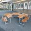 School Table & Bench hexagonal devant un bâtiment scolaire.