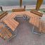 School Table & Bench avec des plateaux en bois brun sur une surface pavée