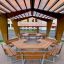 School Table & Bench sous une pergola en bois dans une aire de jeux.