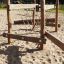Structure d’escalade en corde pour aire de jeux extérieure Kongo sur le sable.