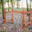 Structure d’escalade en bois Kongo pour enfants dans une aire de jeux en forêt.