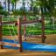 Équipement de aire de jeux 'Kongo' avec cadres en bois et cordes suspendues dans un parc.