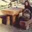 Table & Bench Nature. Ensemble de sièges extérieurs en bois avec une table et des bancs dans un cadre naturel.