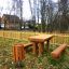 Mobilier extérieur en bois Table & Bench Nature installé dans un jardin.