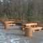 Table & Bench Nature installé dans un parc avec des tables et des bancs en bois.