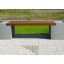 Banc extérieur Vega avec siège en bois et blocs de béton.
