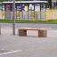 Banc Vega à un arrêt de bus dans un environnement urbain