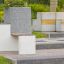 Banc urbain moderne Libra avec éléments en béton et en bois dans un cadre de parc.