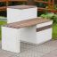 Banc de parc en béton et bois Libra dans un cadre de jardin.