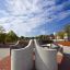Banc extérieur en béton Dona au design moderne dans un parc public.