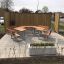 Ensemble de table de pique-nique extérieure Milano avec bancs intégrés sur une terrasse carrelée.