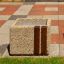 Jardinière carrée en béton Lima I avec accent en bois sur une surface extérieure carrelée.
