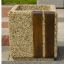 Jardinière en béton Lima I avec accents en bois sur un trottoir.