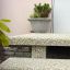 Banc en béton avec jardinière décorative Bell sur la surface