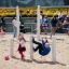 Enfants jouant sur l'équipement de terrain de jeu Double Somersault Nature.