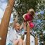 Enfants jouant sur l'équipement de terrain de jeu extérieur Double Somersault Nature.