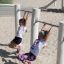 Enfants jouant sur l’équipement de terrain de jeu Triple Somersault Nature.