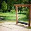 Équipement de terrain de jeu d’équilibre en bois Barrel pour enfants dans un parc.