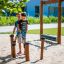 Enfants jouant sur l’équipement de terrain de jeu Barrel