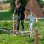 Enfants jouant sur la structure d’escalade Diamond net dans un parc.