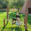 Enfants jouant sur l’équipement de jeu Diamond net.