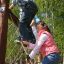 Des enfants grimpent sur Swallow climbing net.