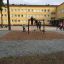 Des enfants jouent sur Butterfly climbing net dans une cour d’école.