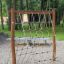Butterfly climbing net dans une structure de aire de jeux en bois