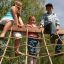 Des enfants jouent sur Butterfly climbing net.