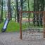 Butterfly climbing net dans une aire de jeux avec un toboggan en arrière-plan