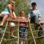 Des enfants grimpent sur Mountains climbing net.