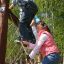 Des enfants jouent sur Mountains climbing net.