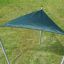 Sun Shade Triangle 3x3x3 Atlantis (Metal), pare-soleil triangulaire vert installé sur une zone herbeuse.