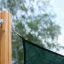 Sun Shades produit installé sur un poteau en bois avec des chaînes.'