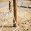 Gossamer filet d’escalade pour enfants sur une aire de jeux sablonneuse.