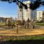 Équipement de terrain de jeu extérieur Sahara dans un parc de quartier résidentiel.