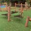 Équipement de terrain de jeu en bois avec chaînes et balançoires dans le parc nommé Sahara.