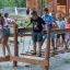 Enfants jouant sur un pont d’escalade en bois Sahara pour aire de jeux en extérieur