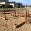 Parcours d’obstacles en bois pour enfants nommé Sahara dans un lotissement moderne.