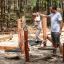 Équipement d’équilibre en bois Sahara pour aire de jeux avec un enfant et un adulte en milieu forestier