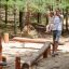 Poutres d’équilibre en bois pour aire de jeux Sahara installées dans une zone forestière.