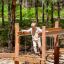 Pont d’équilibre en bois Sahara pour aire de jeux avec chaînes en milieu forestier