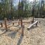 Ensemble de terrain de jeu en bois Gobi dans un cadre forestier.