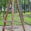 Structure de jeu en bois avec filet d’escalade pour enfants.