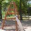Structure en bois Tipi I climbing net dans une aire de jeux