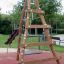 Tipi I climbing net en bois dans une aire de jeux