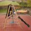 Tipi II climbing net sur une aire de jeux avec dalles rouges