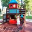 Enfants jouant sur une structure de jeu colorée avec revêtement Rubber Tiles 90.