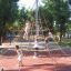 Enfants jouant sur une structure pyramidale en corde dans un parc avec Rubber Tiles 110.