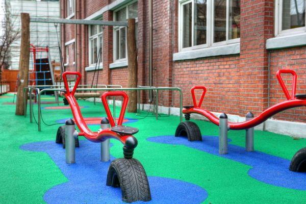 Aire de jeux avec des bascules rouges sur une surface Wetpour 60.